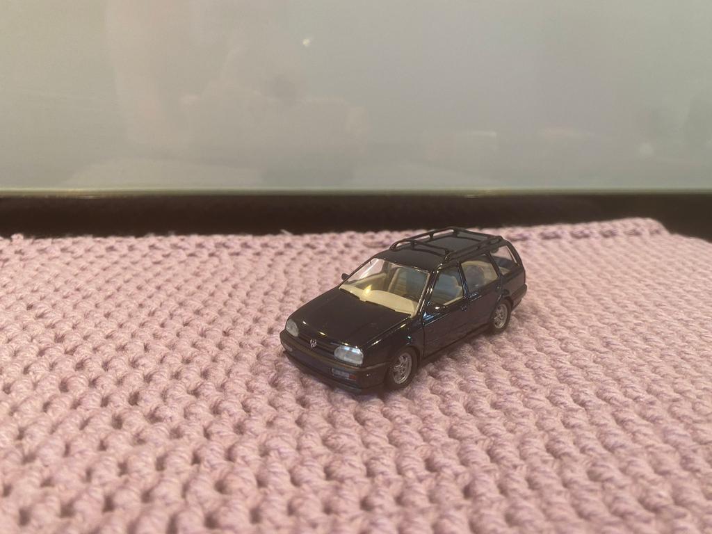 Volkswagen golf station, Hobby en Vrije tijd, Modelauto's | 1:43, Ophalen of Verzenden, Zo goed als nieuw, Auto, Overige merken