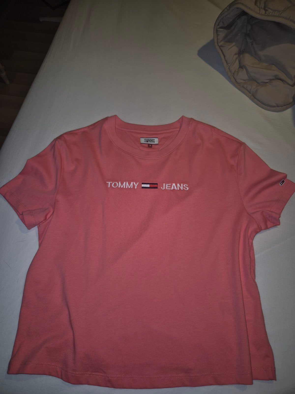 Tommy Jeans T-shirt - Koraal roze met logo, Kleding | Dames, T-shirts, Ophalen of Verzenden, Zo goed als nieuw, Korte mouw, Roze