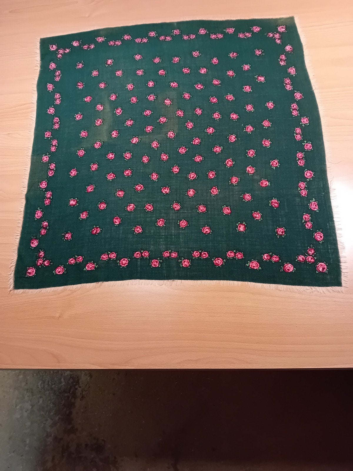 Groene wollen sjaal Oekraiense stijl met kleine rozen., Ophalen, Zo goed als nieuw