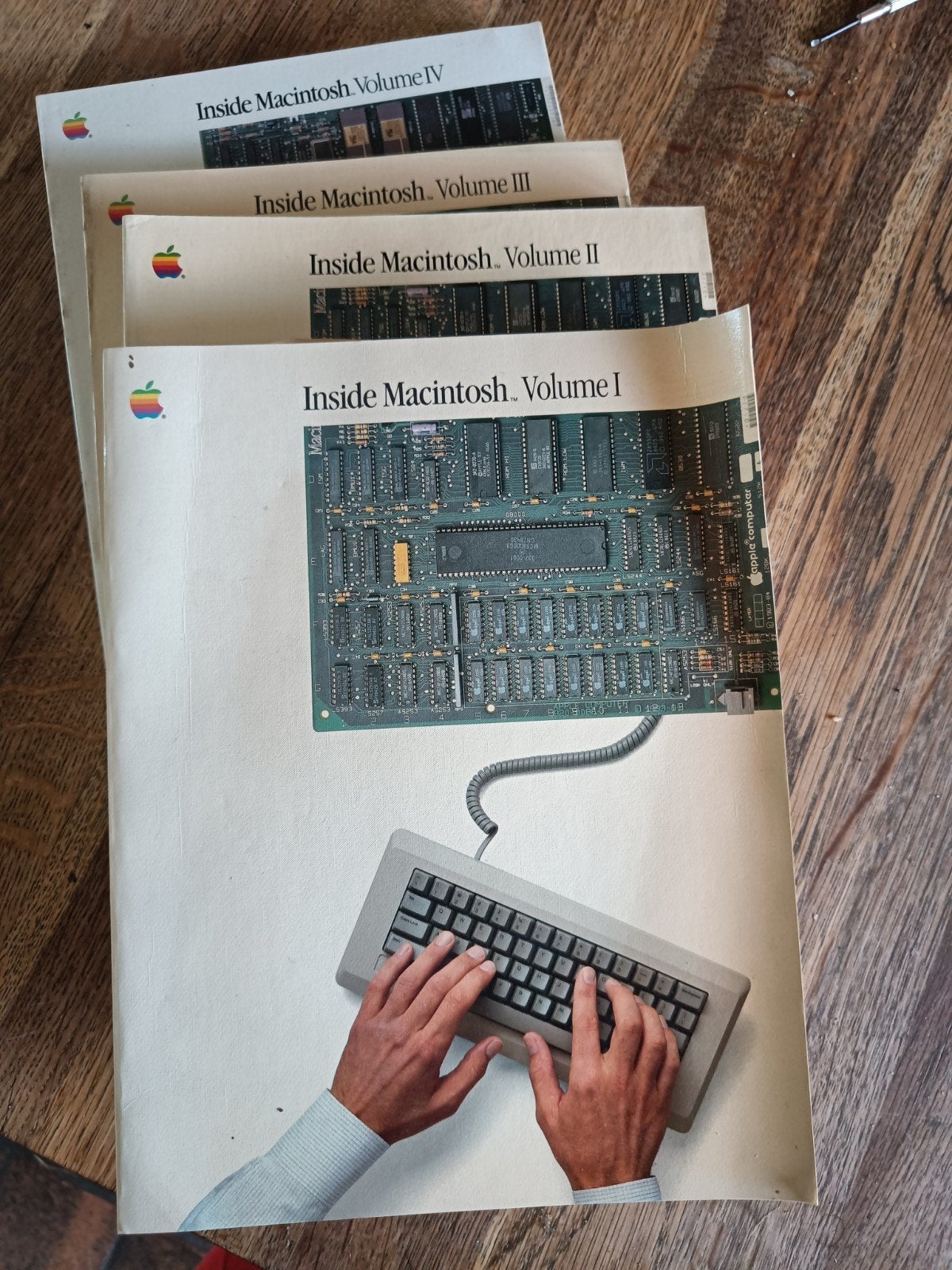 Inside Macintosh Volumes I, II, III en IV - Apple Boeken, Boeken, Informatica en Computer, Ophalen of Verzenden, Gelezen, Besturingssystemen