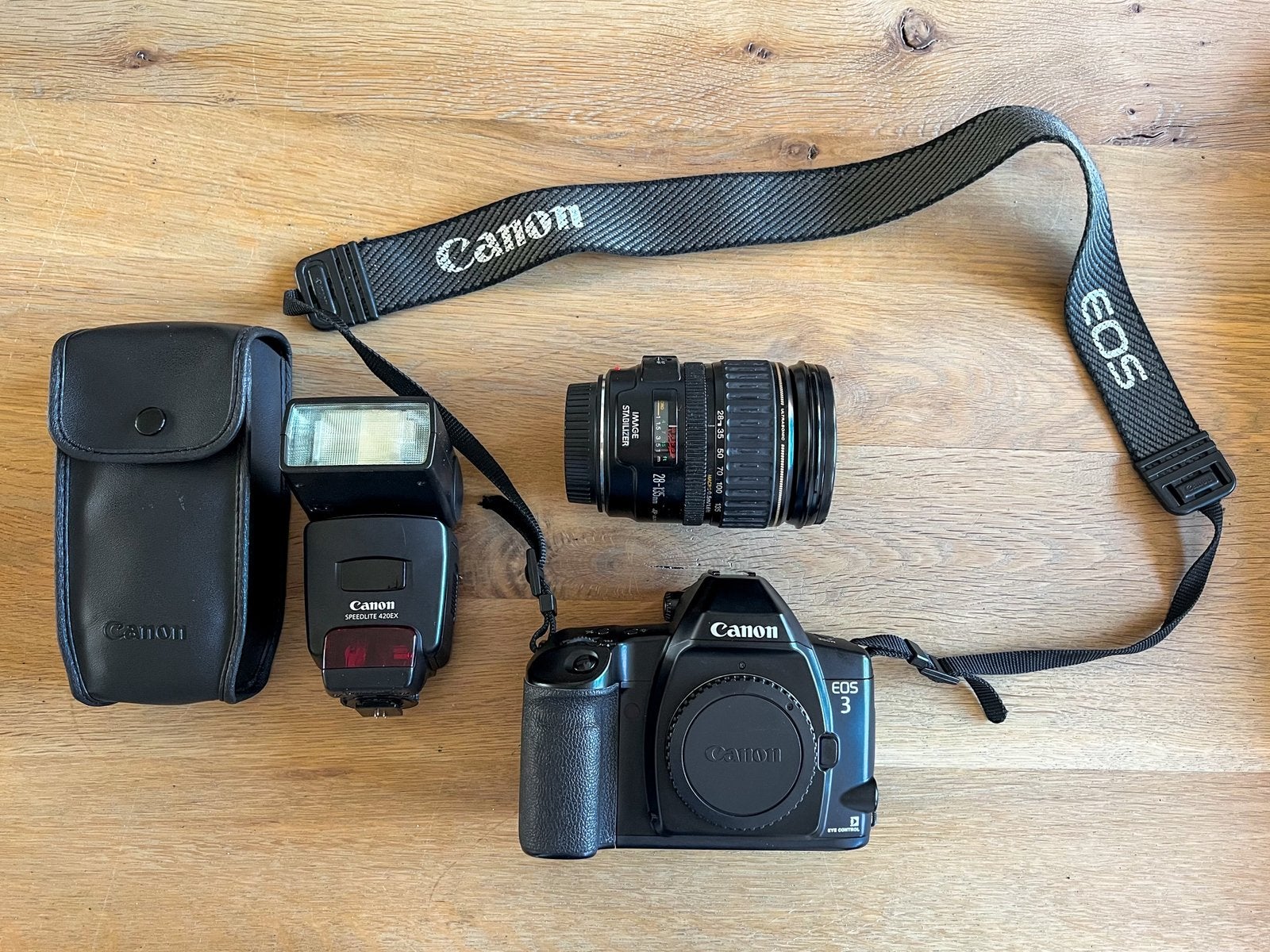 Canon EOS 3 analoge camera + EF 28-135mm IS USM + flitser, Audio, Tv en Foto, Fotocamera's Analoog, Ophalen, Zo goed als nieuw