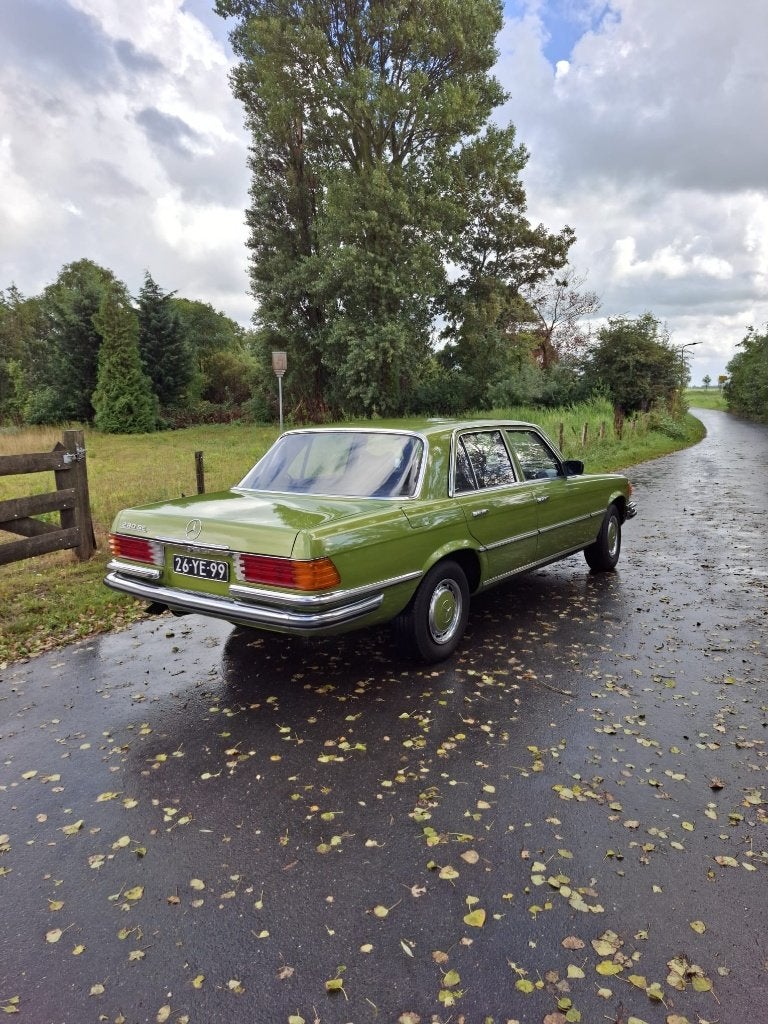 Mercedes-Benz 280S Citrusgrün Metallic handgeschakeld, Auto's, Achterwielaandrijving, Zwart, 156 pk, Handgeschakeld