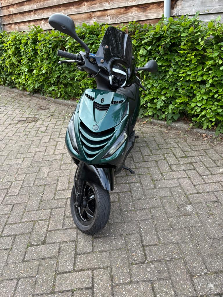 Zip 4 takt 50cc brom, Fietsen en Brommers, Scooters | Piaggio, Ophalen of Verzenden, Zo goed als nieuw, Tweetakt, Zip