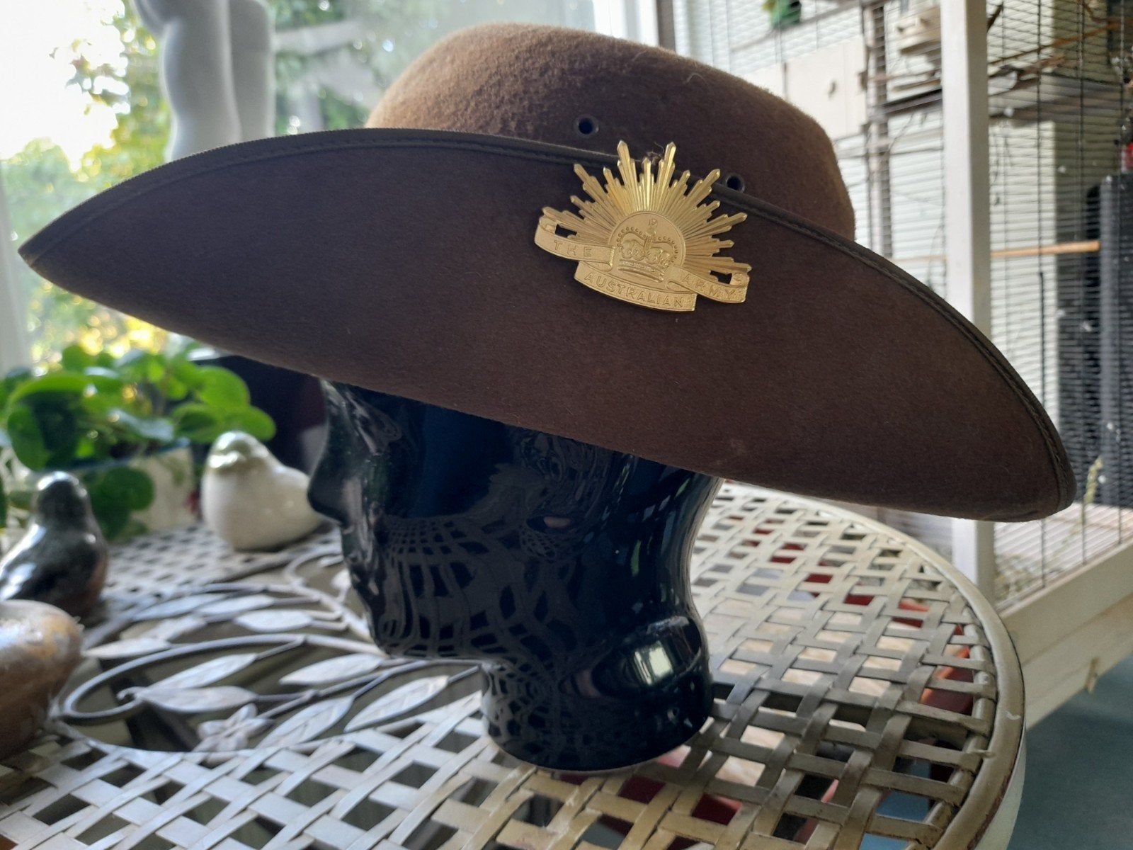 Australische Slouch hat hoed met na oorlogs embleem., Ophalen of Verzenden, Landmacht, Nederland, Embleem of Badge