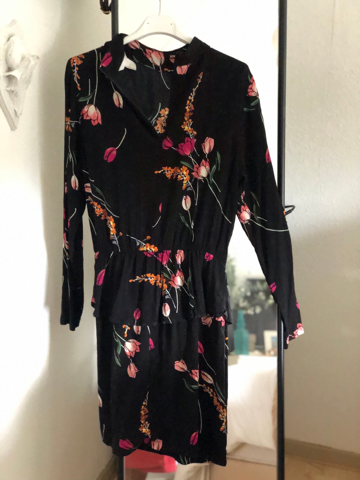Zwarte jurk met bloemenprint, Kleding | Dames, Maat 38/40 (M), Zwart, Ophalen of Verzenden, Zo goed als nieuw