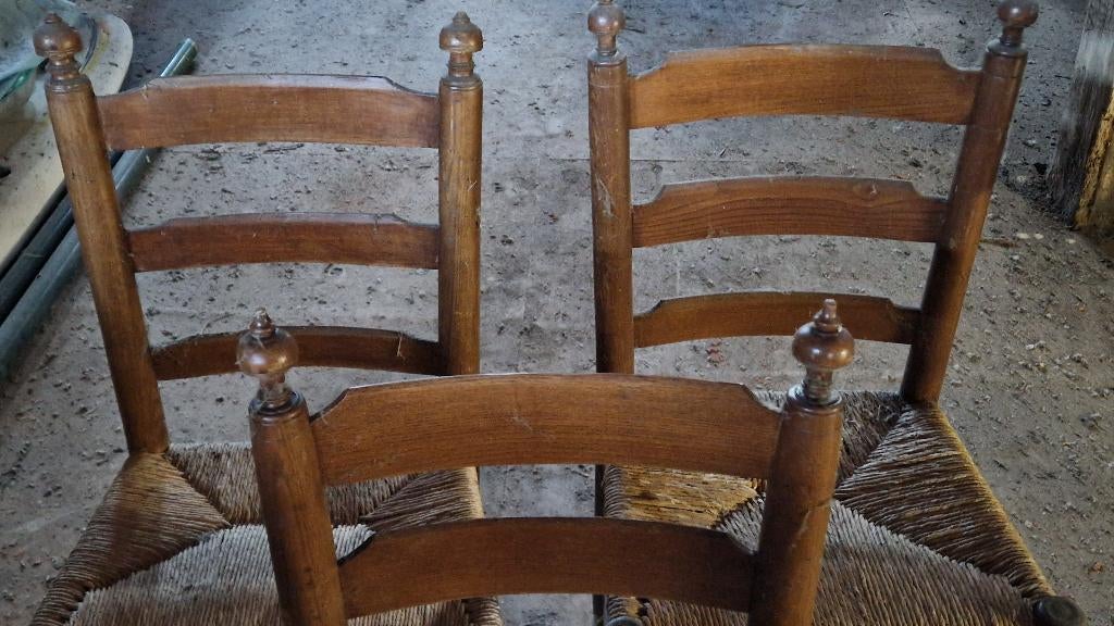 Antieke stoelen gedekt met biezen, Ophalen