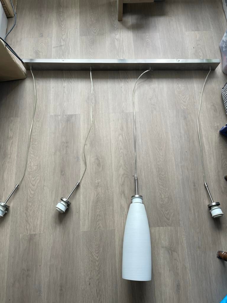 Hanglamp met 4 witte kelken + 2 reserve kelken, Ophalen, Gebruikt, Glas