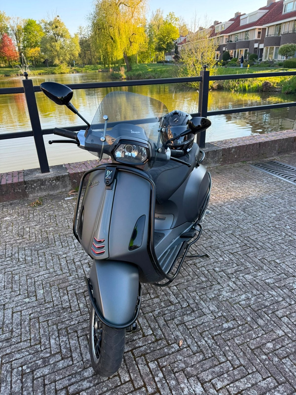 Vespa Sprint 50cc Geel Kenteken Mat Grijs ,Zo goed als nieuw, Fietsen en Brommers, Scooters | Vespa, Ophalen, Overige modellen