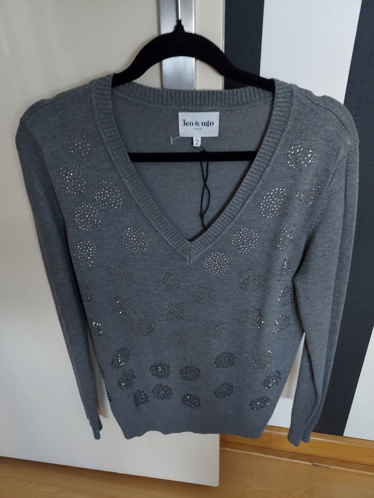 Leo & Ugo Paris trui met V-hals en strass, Maat 38/40 (M), Leo & Ugo Paris, Nieuw, Ophalen of Verzenden