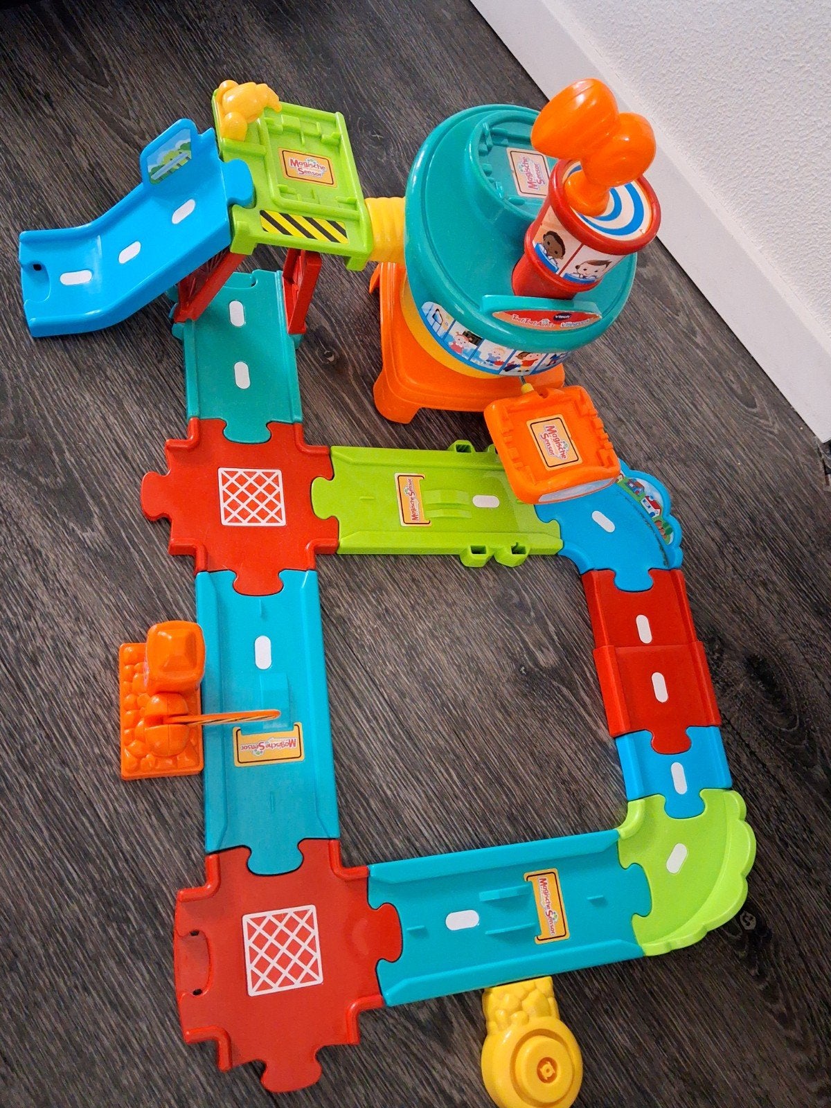 Vtech toet toet auto's vliegveld / baandelen

Van het onderd, Kinderen en Baby's, Ophalen, Gebruikt, 2 tot 4 jaar