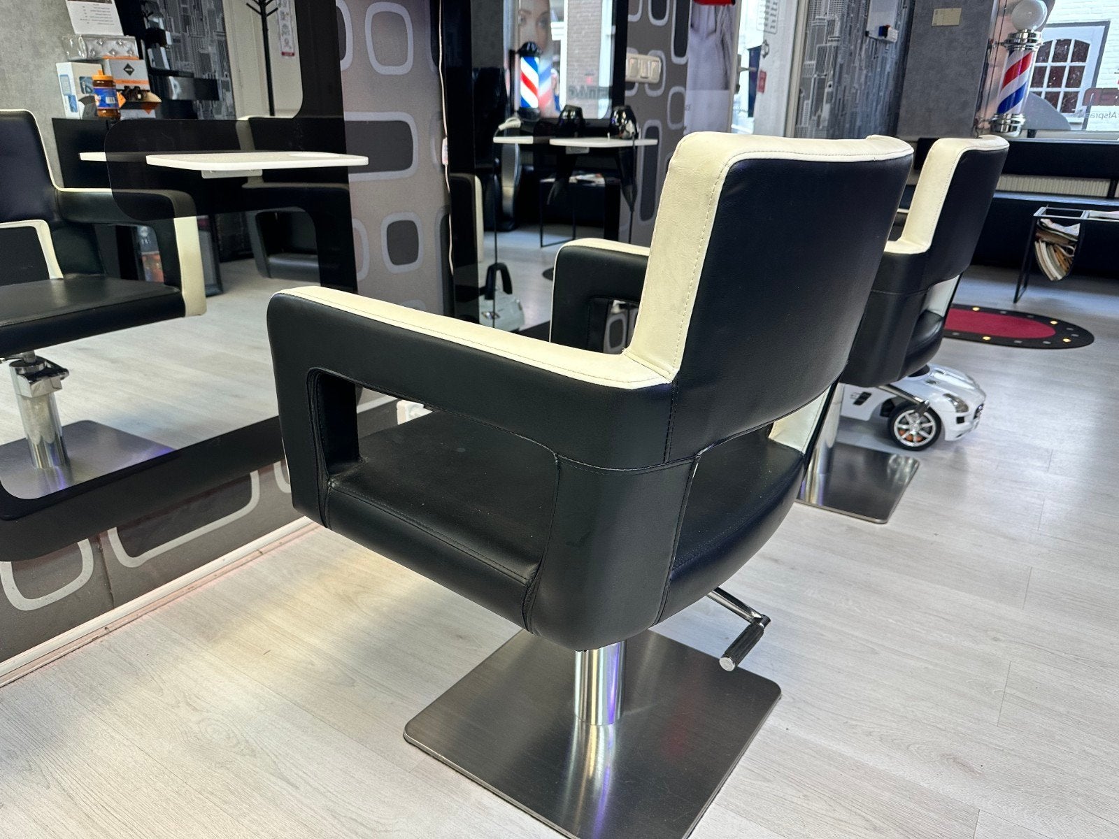 Kappersstoel Zwart/Wit - Zo goed als nieuw, Huis en Inrichting, Stoelen, Zwart, Ophalen of Verzenden, Zo goed als nieuw, Leer