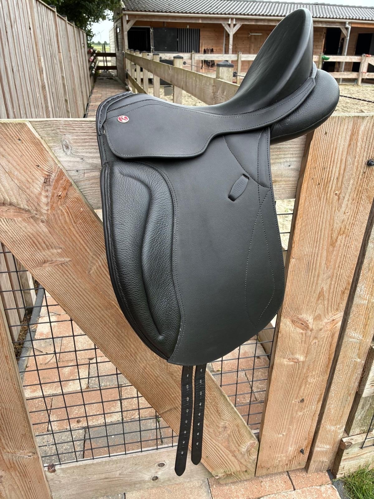 Kieffer dressuur zadel zwart, Dieren en Toebehoren, Paarden en Pony's | Zadels, Ophalen of Verzenden, Zo goed als nieuw, Dressuur