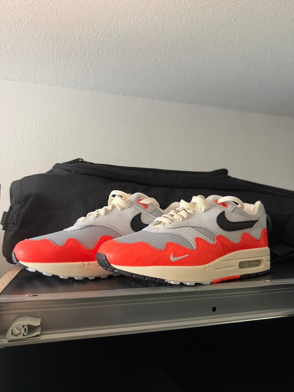 Patta x Nike AirMax 1 Hyper Crimson/Black-Pure Platinum 42,5, Ophalen of Verzenden, Nieuw, Zwart