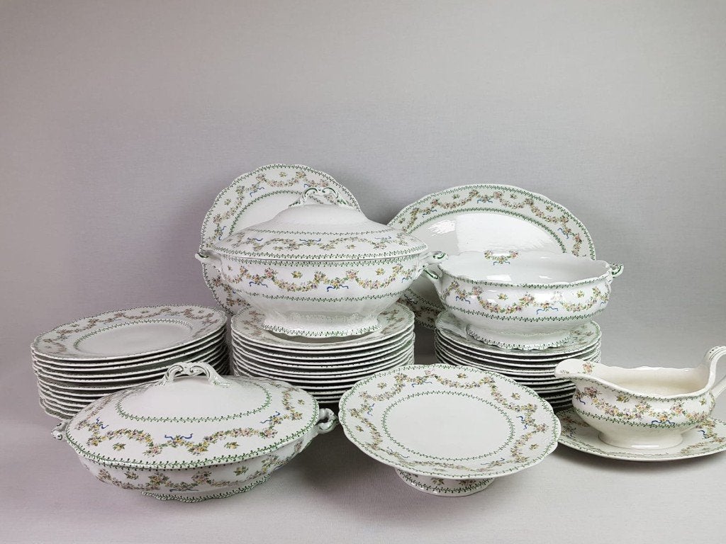 Kerst !? Engels servies kleine roosjes / groene guirlande, Ophalen of Verzenden