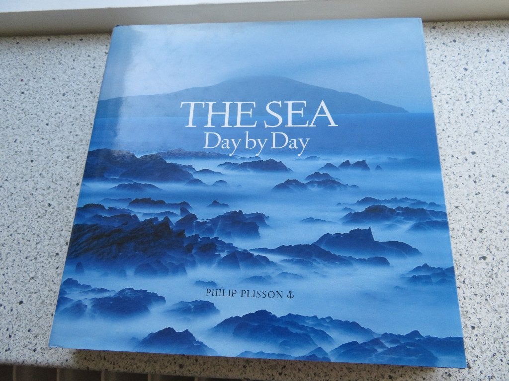 Boek THE SEA Day by Day Philip Plisson engels talig, Boeken, Ophalen of Verzenden, Zo goed als nieuw, Overige diersoorten