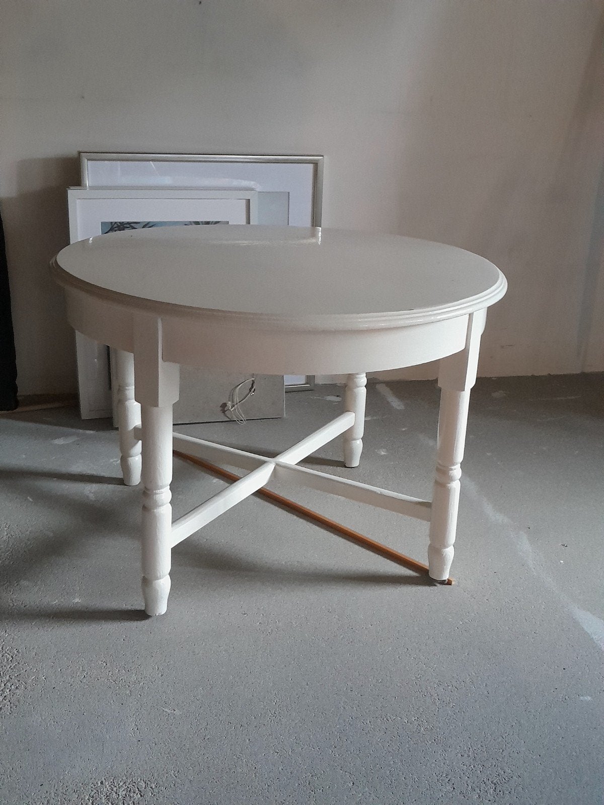 Witte salontafel, rond, met sierlijke poten, Huis en Inrichting, Tafels | Salontafels, Gebruikt, 50 tot 100 cm, Rond, 5 – 50