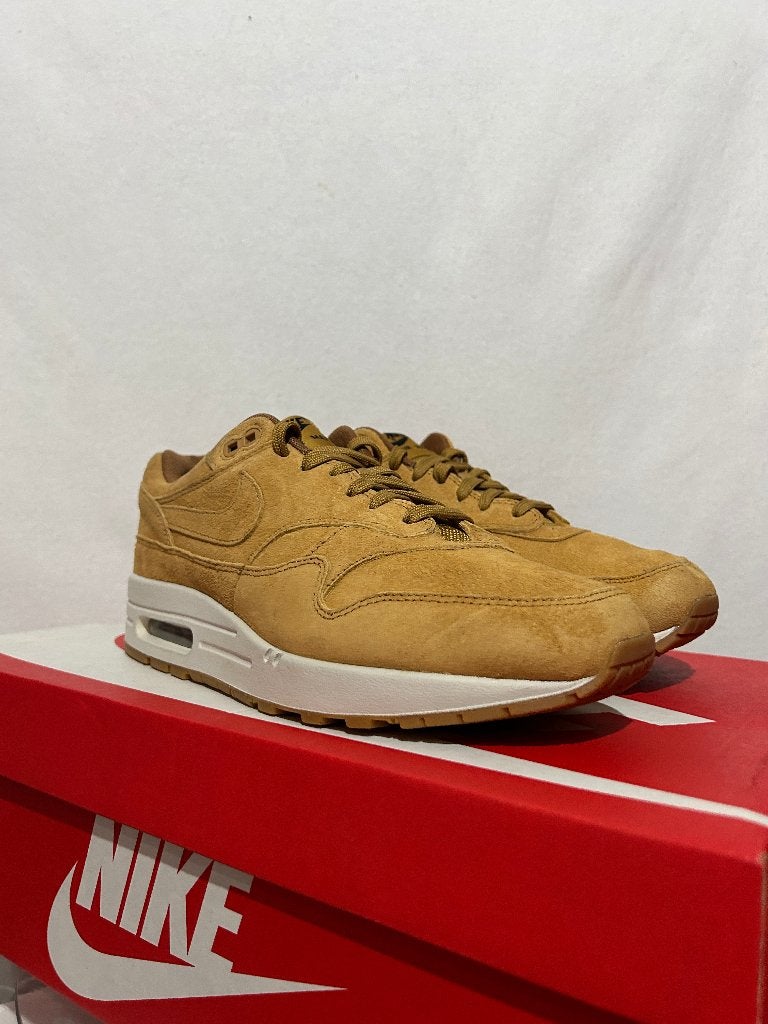NIEUW! Maat 42 - Nike Air Max 1 Wheat, Kleding | Heren, Schoenen, Overige kleuren, Verzenden, Nike, Nieuw