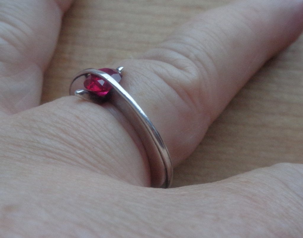 zilveren aparte design ring met rode steen [858], Verzenden, Zo goed als nieuw, 17 tot 18, Dame