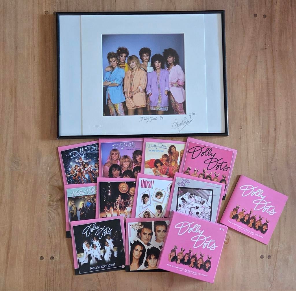 Gesigneerd Dolly Dots art print met CD Complete Album Collec, Verzamelen, Verzenden, Nieuw, Cd of Plaat, Gesigneerd