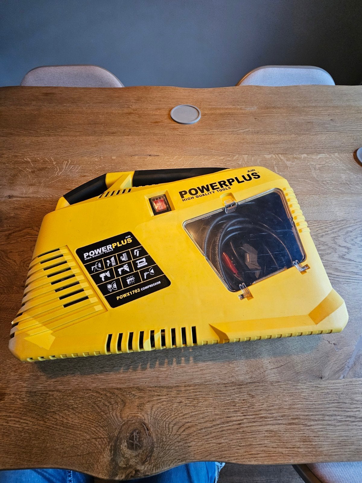 Powerplus POWX1702 Compressor - Compact en Draagbaar, Ophalen, Gebruikt, 6 tot 10 bar, Minder dan 200 liter/min