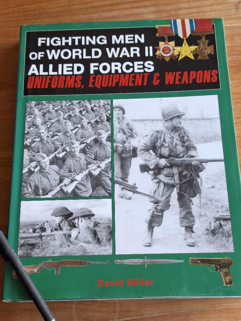 World War II Allied Forces: Uniforms, Equipment & Weapons, Ophalen of Verzenden, Tweede Wereldoorlog, Zo goed als nieuw, Overige onderwerpen