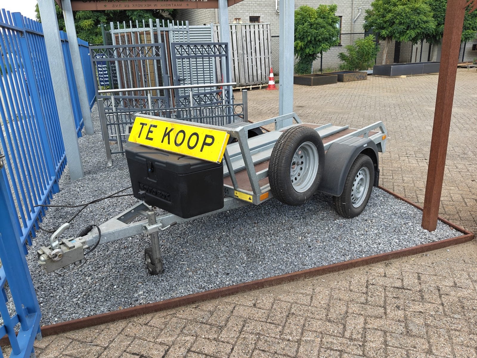 Motoraanhanger met gereedschapsbak en reservewiel, Ophalen, Zo goed als nieuw