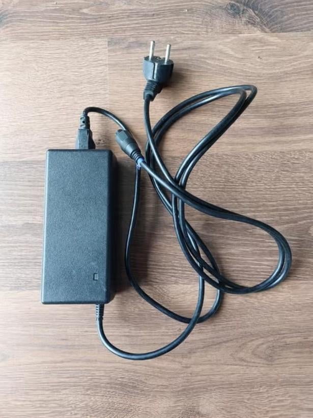 E-motion Li-ion Acculader 42V 2A (AGLC084V42S), Fietsen en Brommers, Fietsaccessoires | Fietsaccu's, Zo goed als nieuw, Ophalen of Verzenden