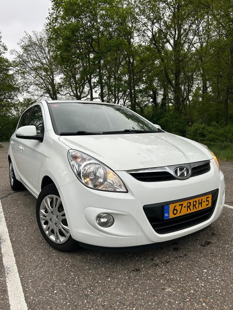 Hyundai i20 1.2 5-DRS 2011 Wit, Auto's, Hyundai, 450 kg, 31 €/maand, 4 cilinders, Wit