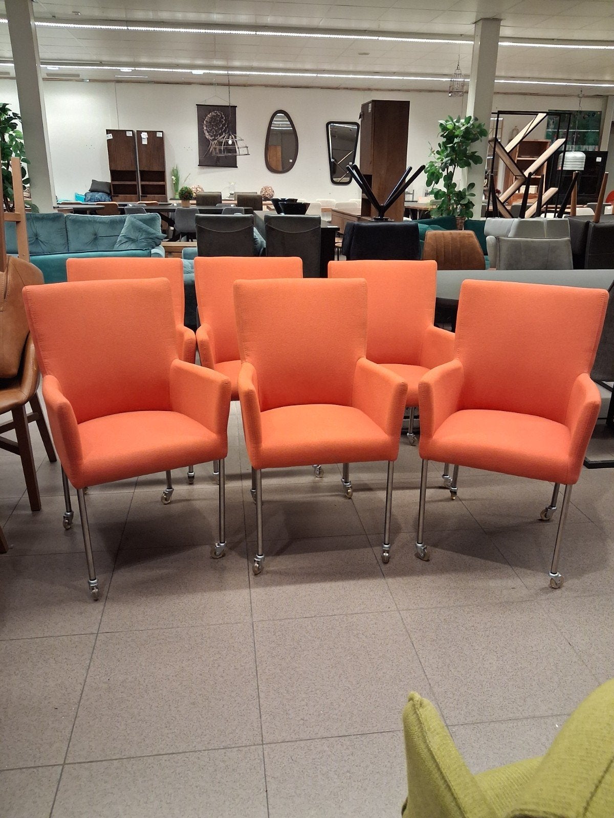 nieuwe eetkamerstoel op wieltjes oranje tweed set 6x €570, Ophalen, Overige kleuren, ., Nieuw