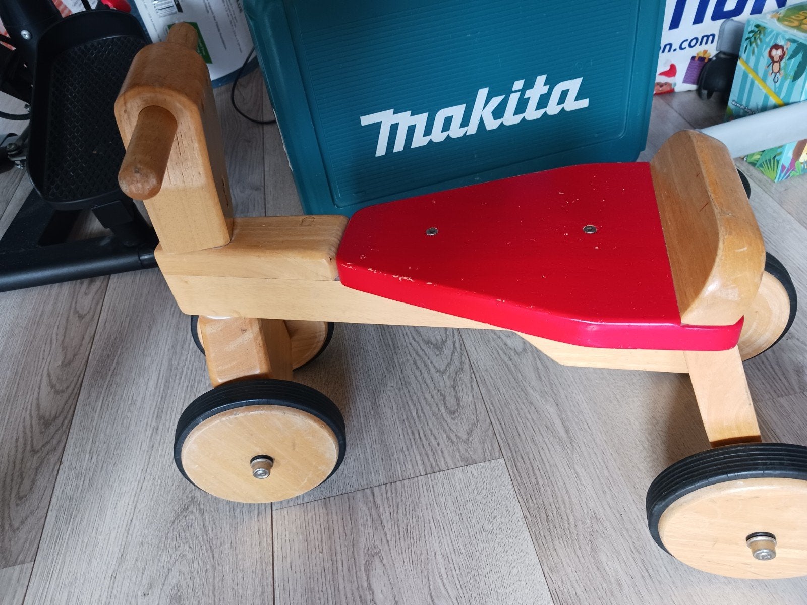 Houten loopfietsje met rode zitting, Ophalen