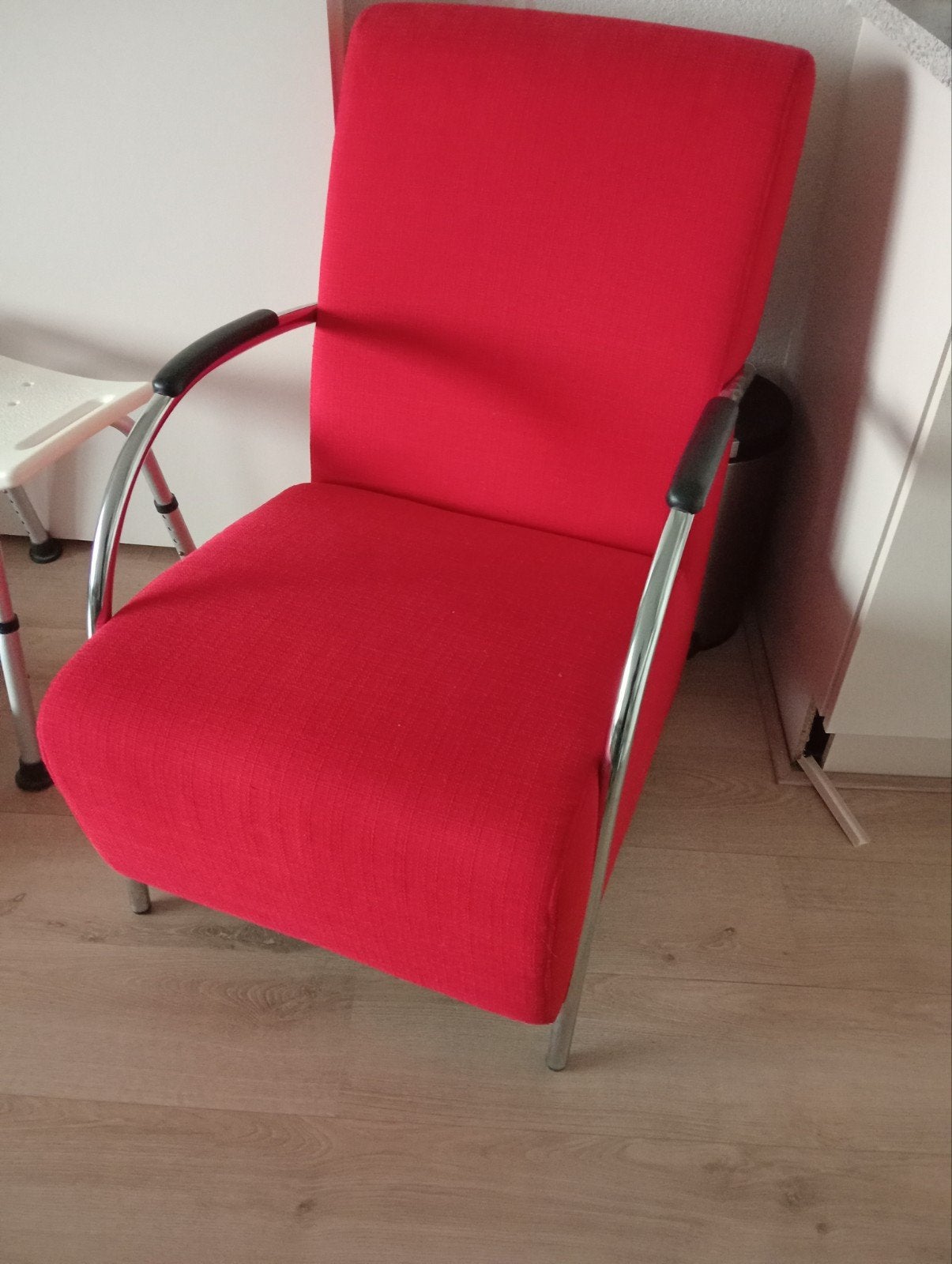 Comfortabele rode fauteuil met chromen armleuningen, Huis en Inrichting, Ophalen, Gebruikt, Metaal, Modern