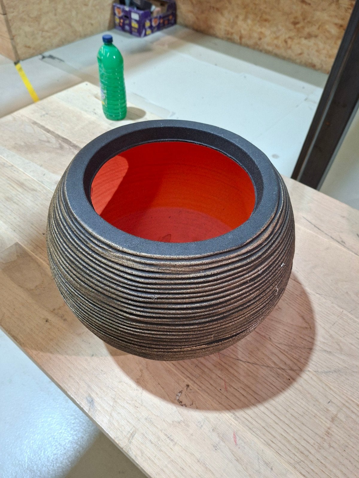 Capi bloempot, Made in Holland, rond, zwart/goud, Postbus 10, 5140 AA Waalwijk, Nederland, Kunststof, Gebruikt, 40 cm of meer