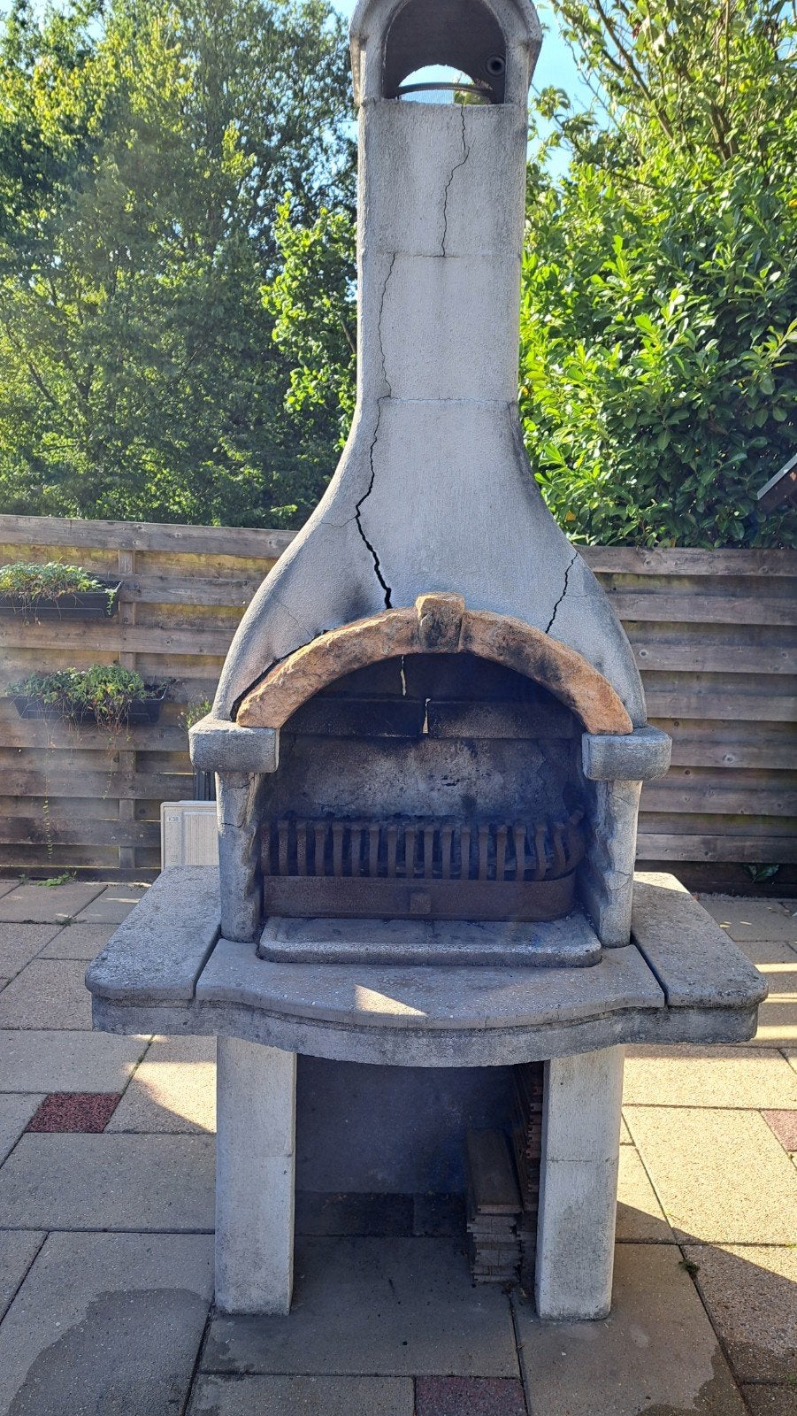 Stenen BBQ met gietijzeren rooster / buitenhaard, Ophalen, Gebruikt