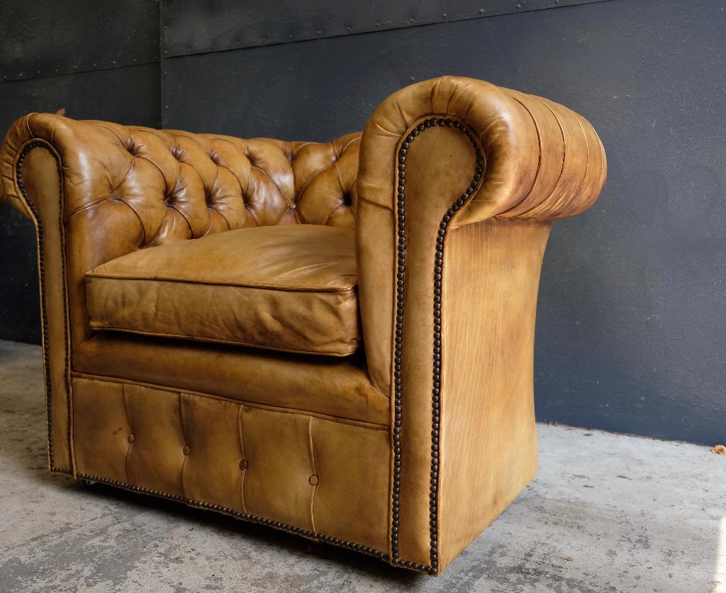 Vintage Engelse Chesterfield fauteuil met karakter, Huis en Inrichting, Fauteuils, Ophalen, Gebruikt, Minder dan 75 cm, Leer