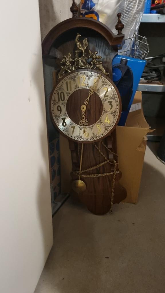 Goedwerkende hangklok met twee gewichten, compleet, Antiek en Kunst, Ophalen of Verzenden