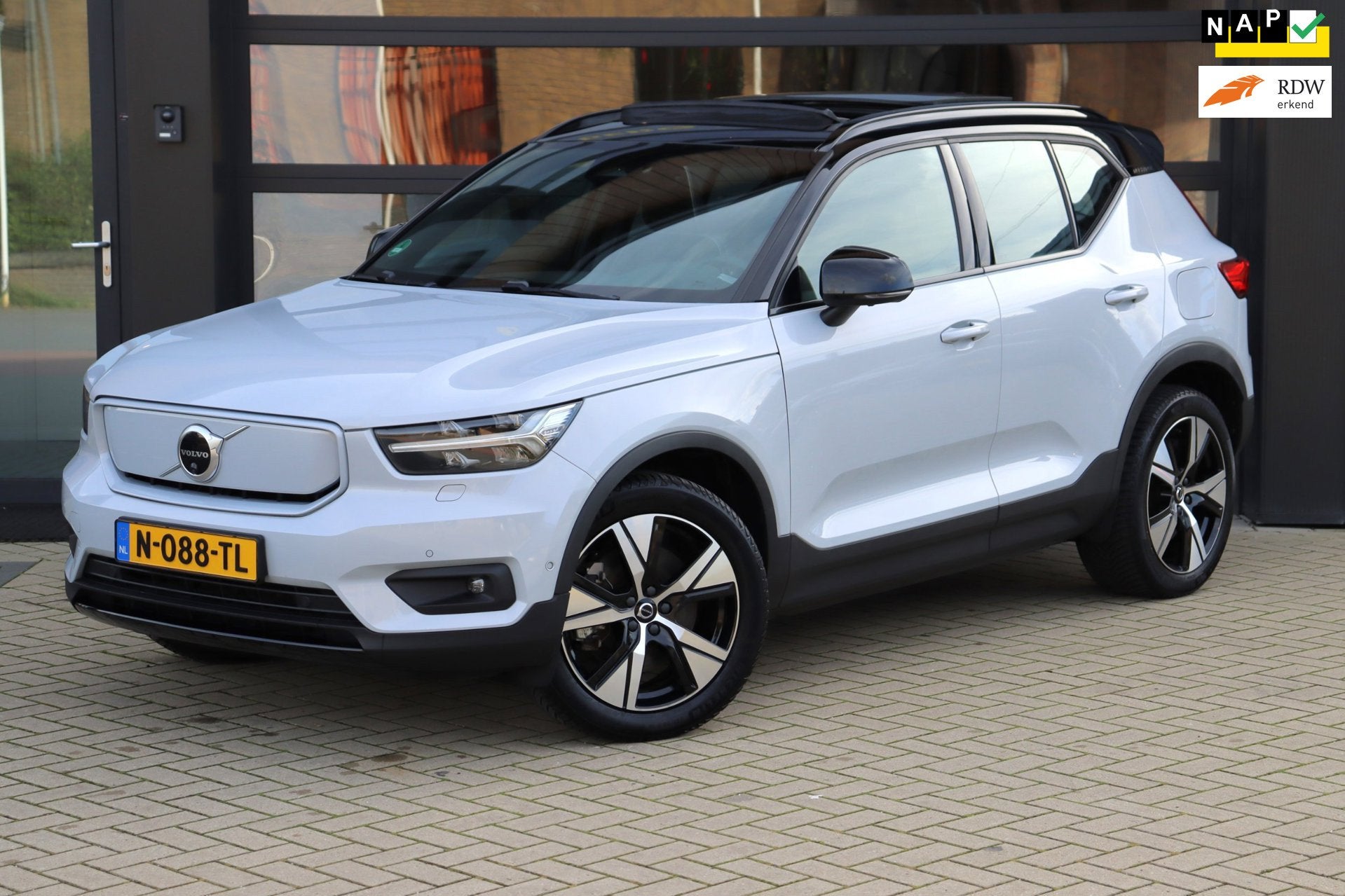 Volvo XC40 Recharge Pro | NAP | Eerste Eigenaar | Pano | Cru, Auto's, Gebruikt, 422 km, Verwarmde buitenspiegels, 90 €/maand