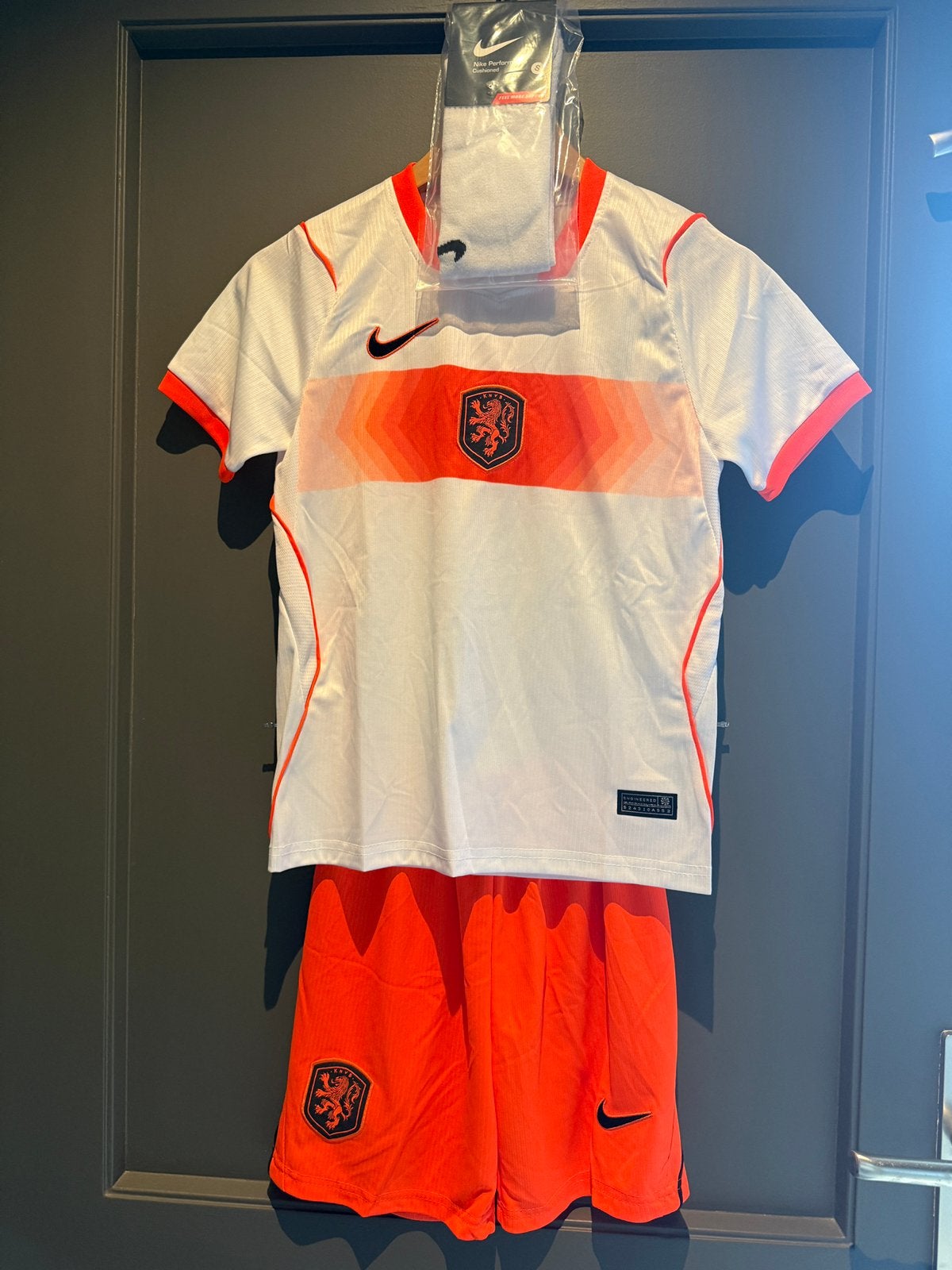 Nederlands elftal WK tenue kind, Kinderen en Baby's, Kinderkleding | Maat 110, Ophalen of Verzenden, Nieuw, Jongen of Meisje, Sport- of Zwemkleding