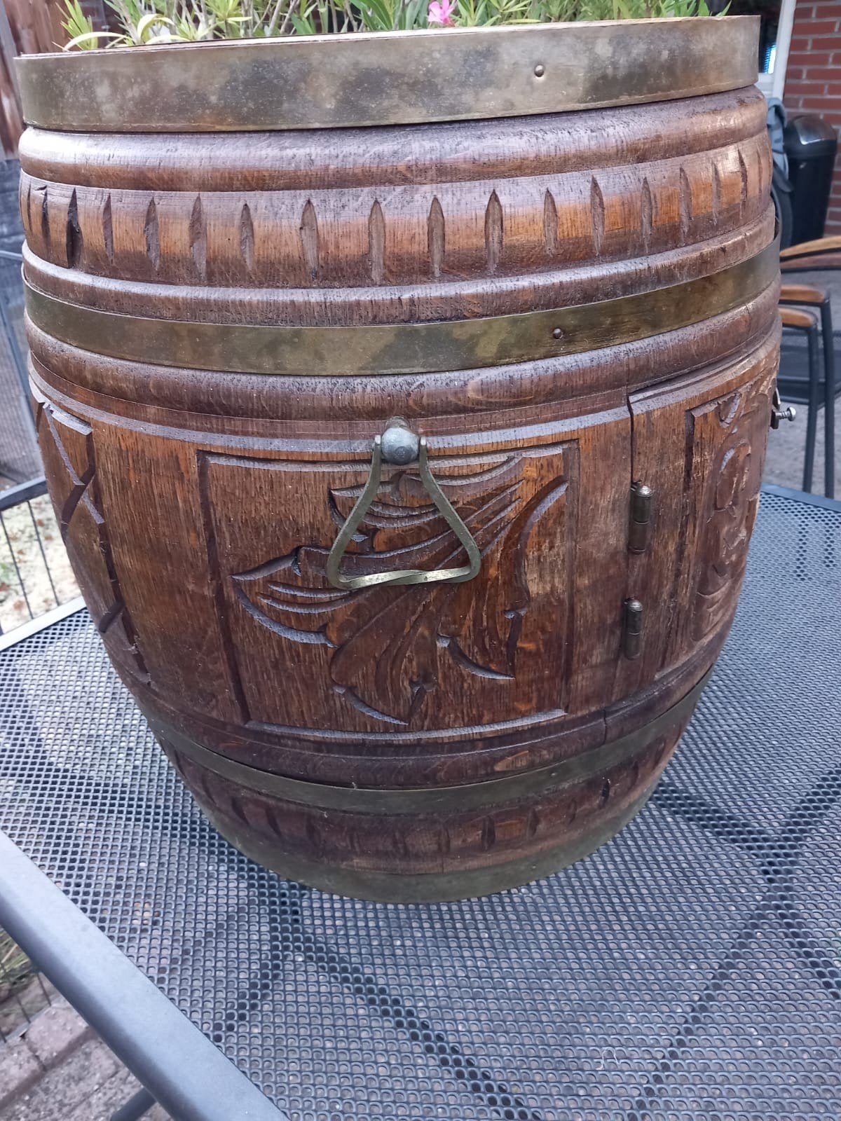 Antieke houten drankkast in de vorm van een vat, Ophalen