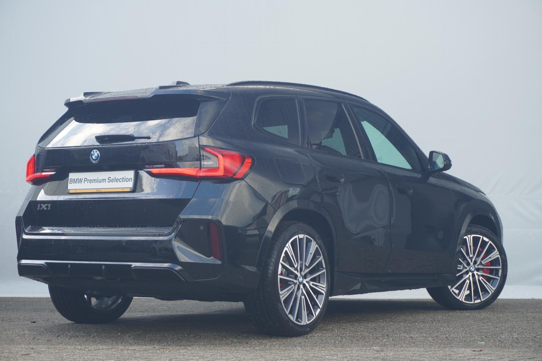 BMW iX1 eDrive20 |, Auto's, 750 kg, Met garantie (alle), Zwart, 204 pk