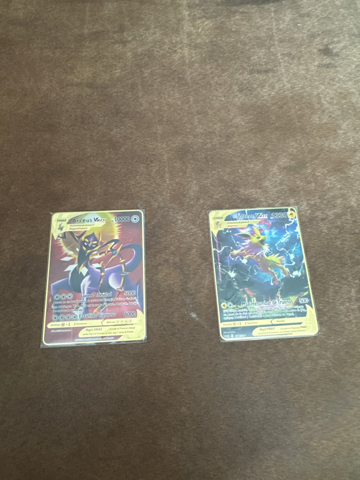 Arceus VMAX & Jolteon VMAX Pokémon kaarten, Ophalen of Verzenden, Zo goed als nieuw, Meerdere kaarten