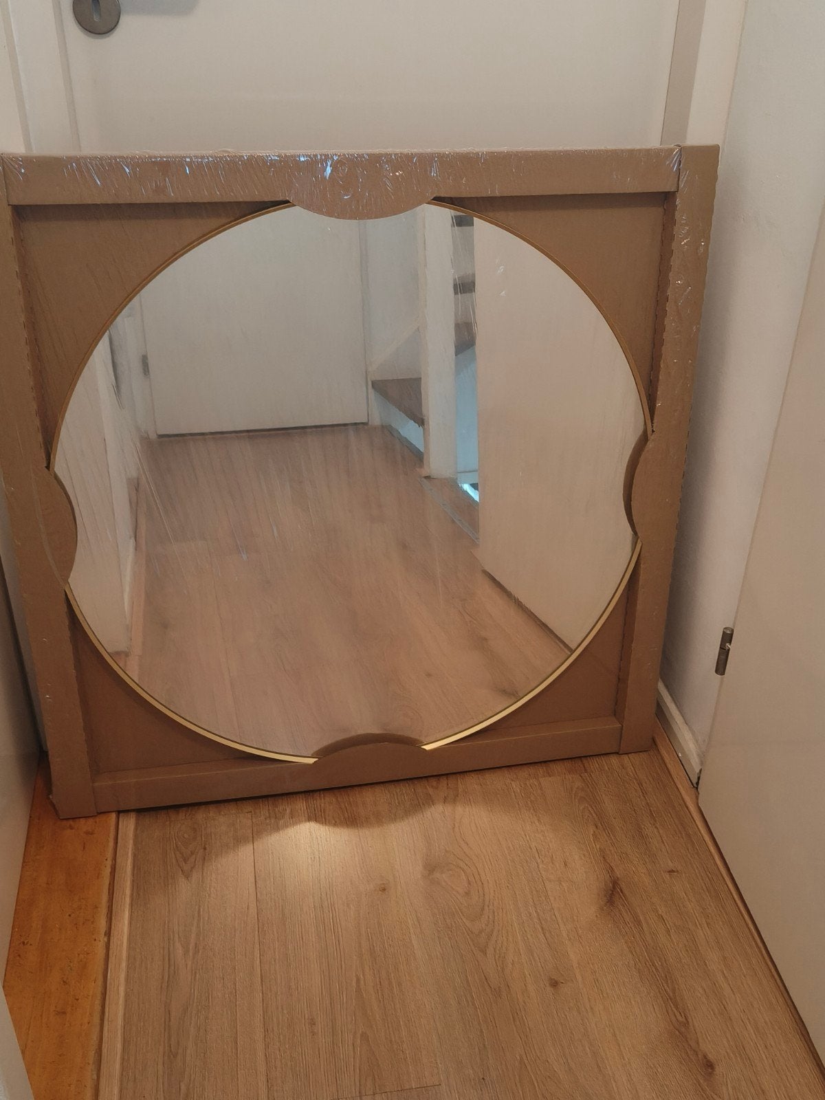 prachtige grote ronde spiegel met mat gouden rand nieuw, Huis en Inrichting, Ophalen, Rond, Nieuw, 75 tot 100 cm