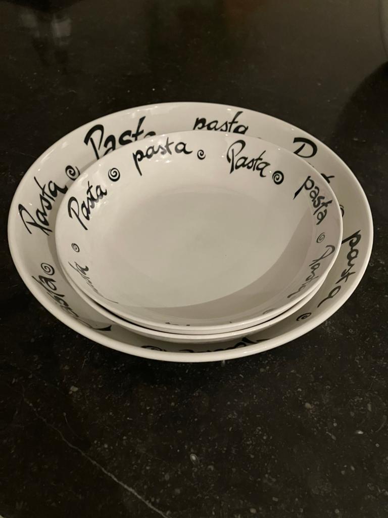 Set van schaal en  2  pastaborden met 'pasta' opdruk, Ophalen, Keramiek, Zo goed als nieuw, Bord(en)