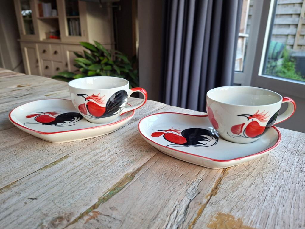 2x Sawahasa Hanenservies Kop en Schotel Hartvorm – Fairtrade, Huis en Inrichting, Keramiek, Ophalen of Verzenden, Zo goed als nieuw