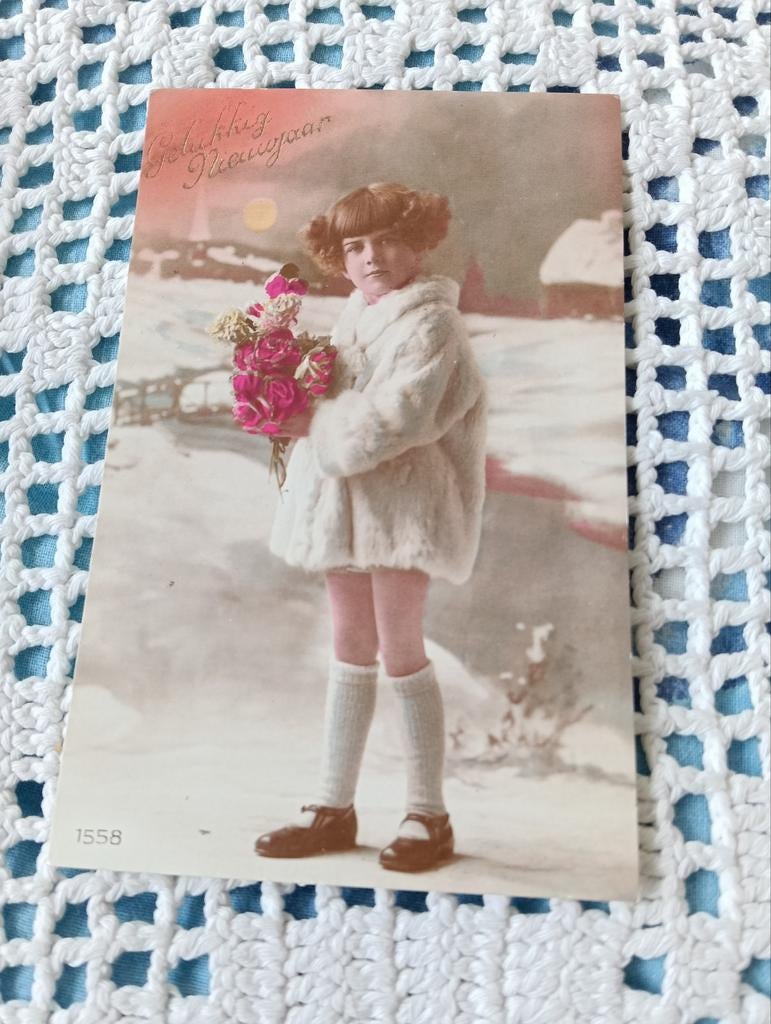 Antieke Nieuwjaarskaart: Meisje in bontjas met rozen, Ophalen of Verzenden, Voor 1920, Gelopen