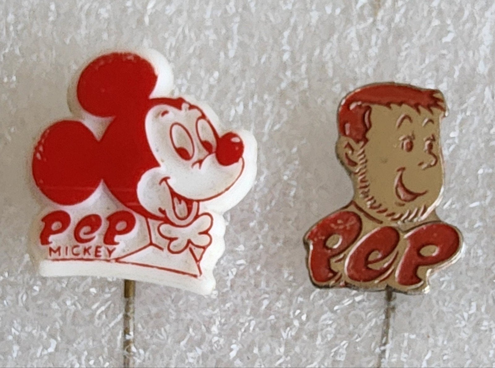 2 Speldjes van het stripblad PEP - Mickey Mouse en meer, Ophalen of Verzenden, Gebruikt
