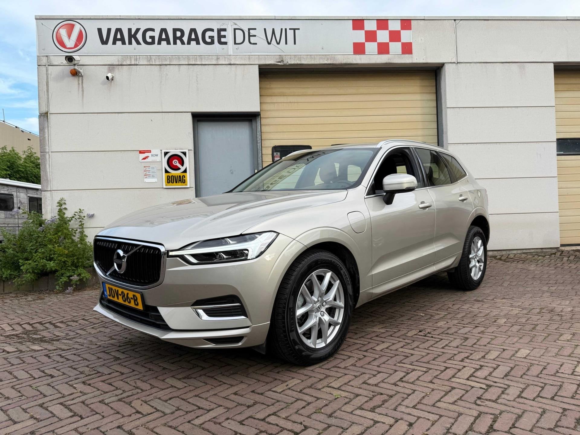 Volvo XC60 2.0 T8 Twin Engine AWD Momentum Pro | Panoramadak, Dealer onderhouden, Gebruikt, 4 cilinders, 1969 cc
