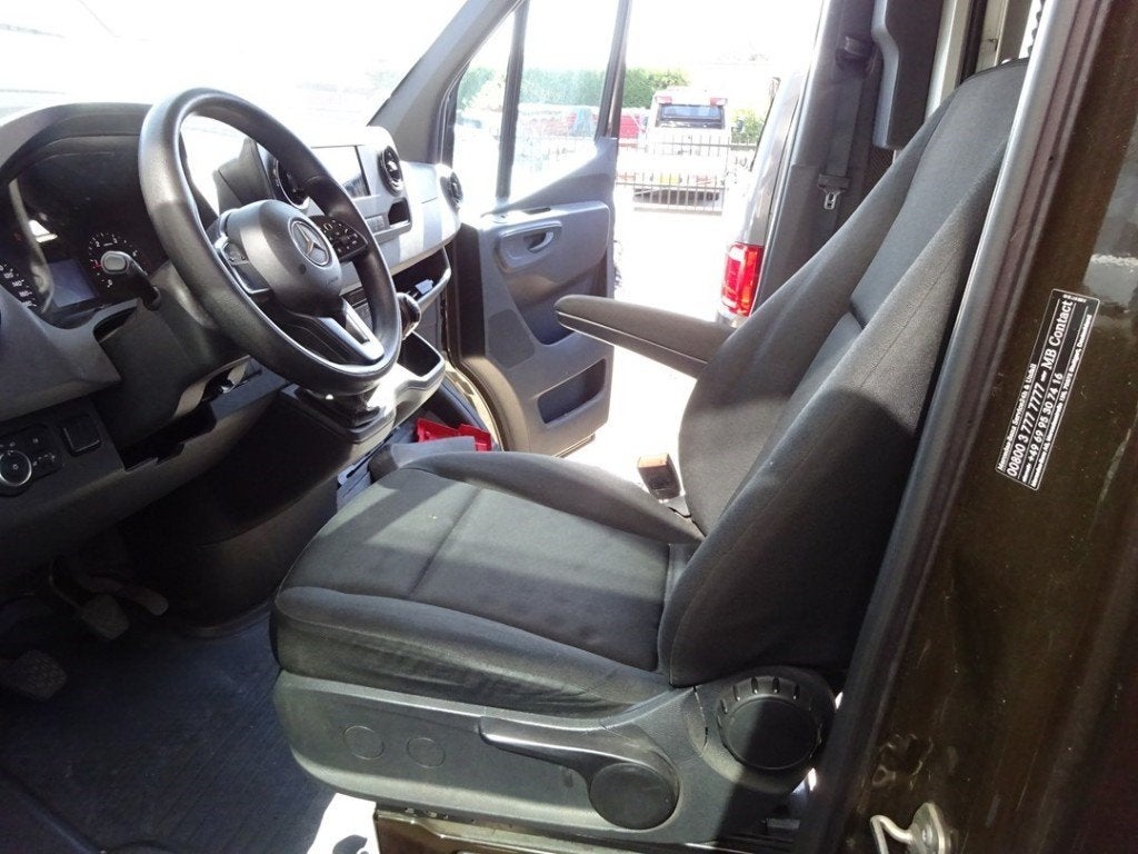 mercedes sprinter w907 bj2021 stoel links met armleuning, Ophalen of Verzenden