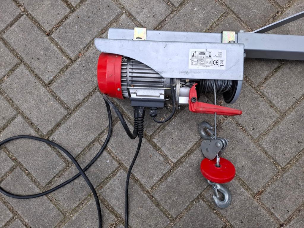 Elektrische takel / lier Kinzo 250kg met zwenkarm, Doe-het-zelf en Verbouw, Lieren en Takels, Ophalen, Gebruikt, Elektrisch