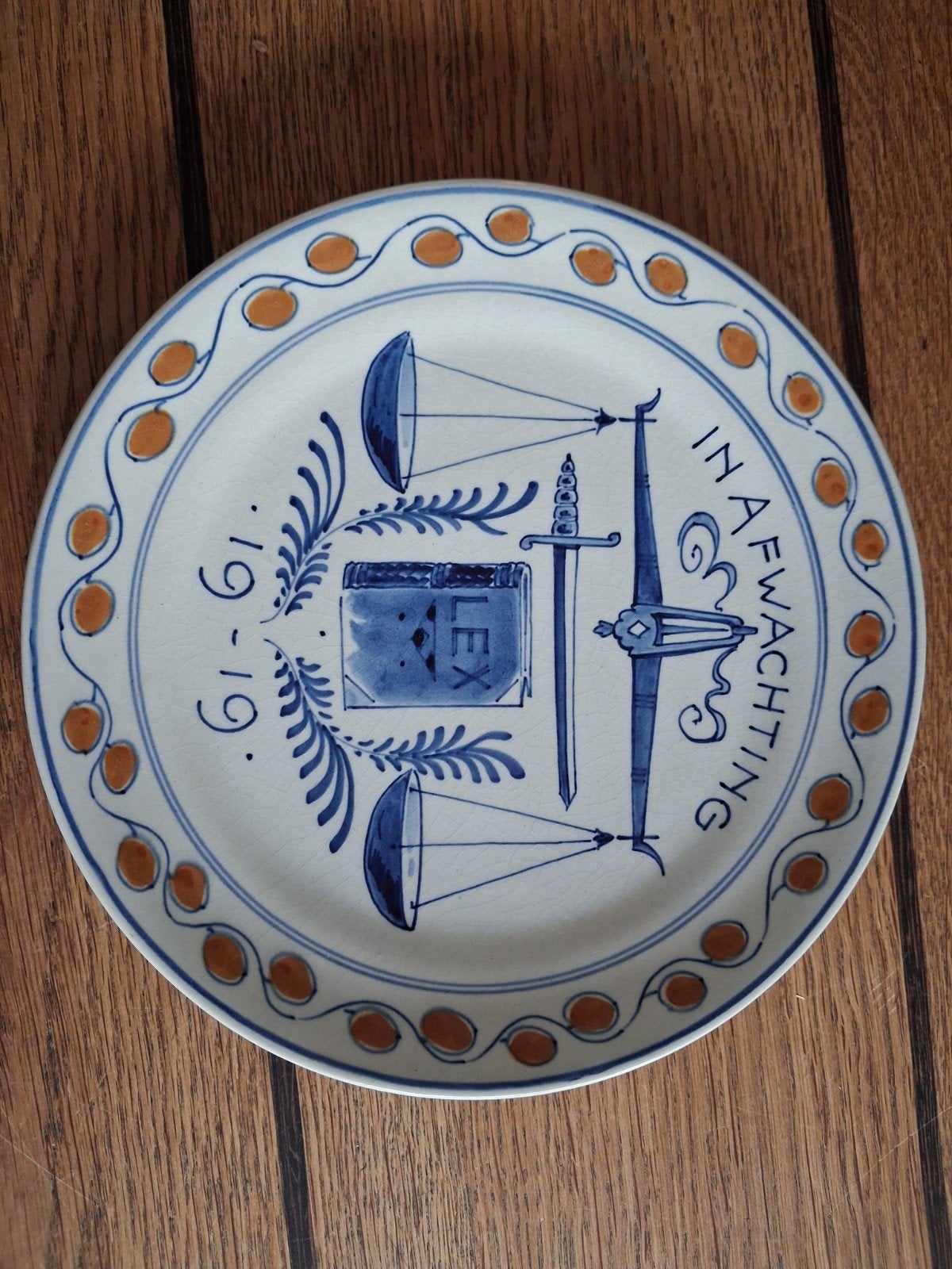 Delfts blauw bord 'In Afwachting' 1919 porseleyne fles, Antiek en Kunst, Ophalen of Verzenden