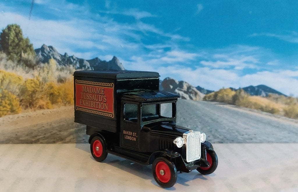 1:64 Chevrolet Van "Madame Tussaud's" 1928; Lledo: 51000, Ophalen of Verzenden, Gebruikt, Bus of Vrachtwagen
